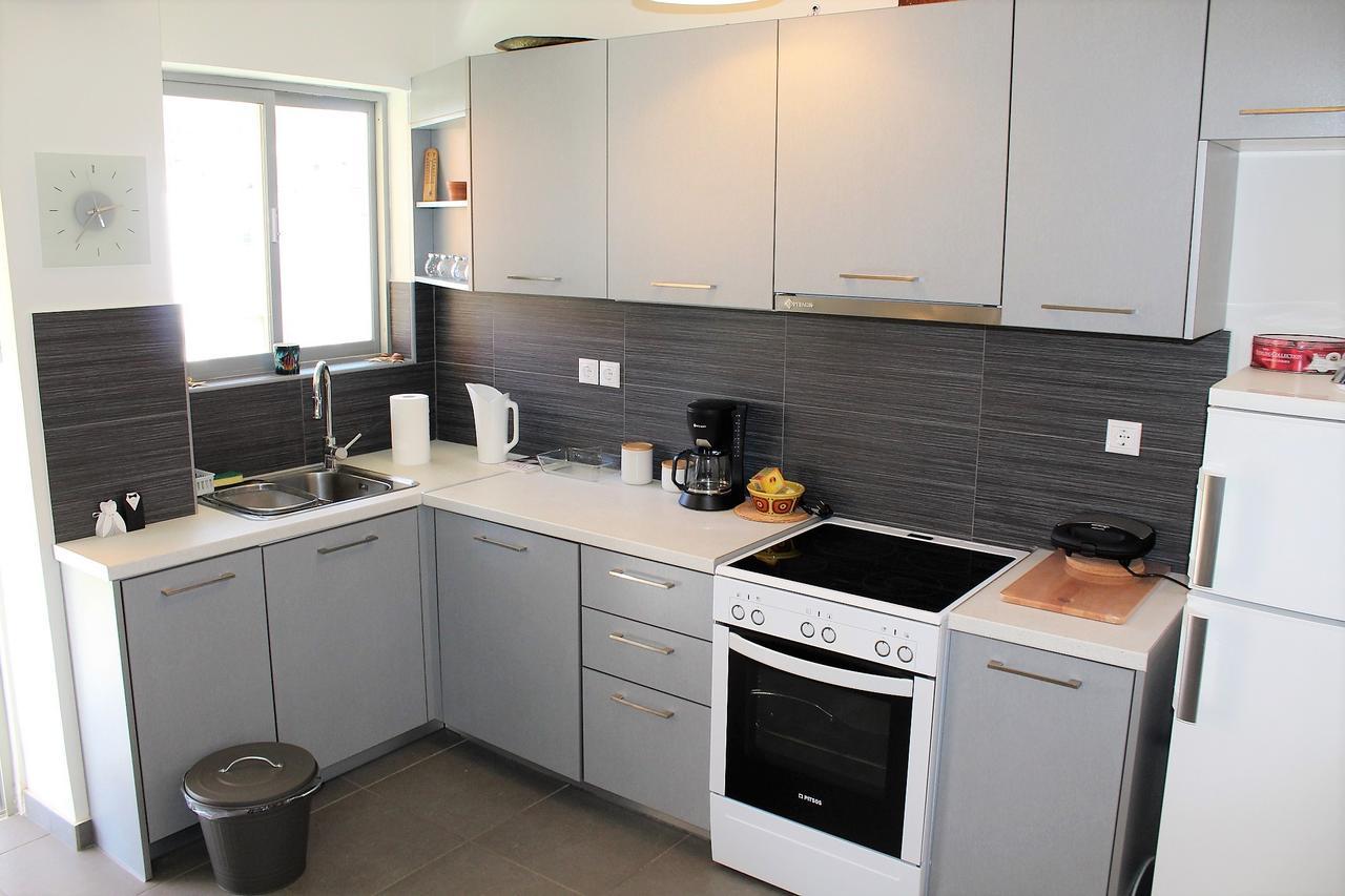Pórto Ráfti Apartment Sea View In Front Of The Beach Of Agia Marina מראה חיצוני תמונה